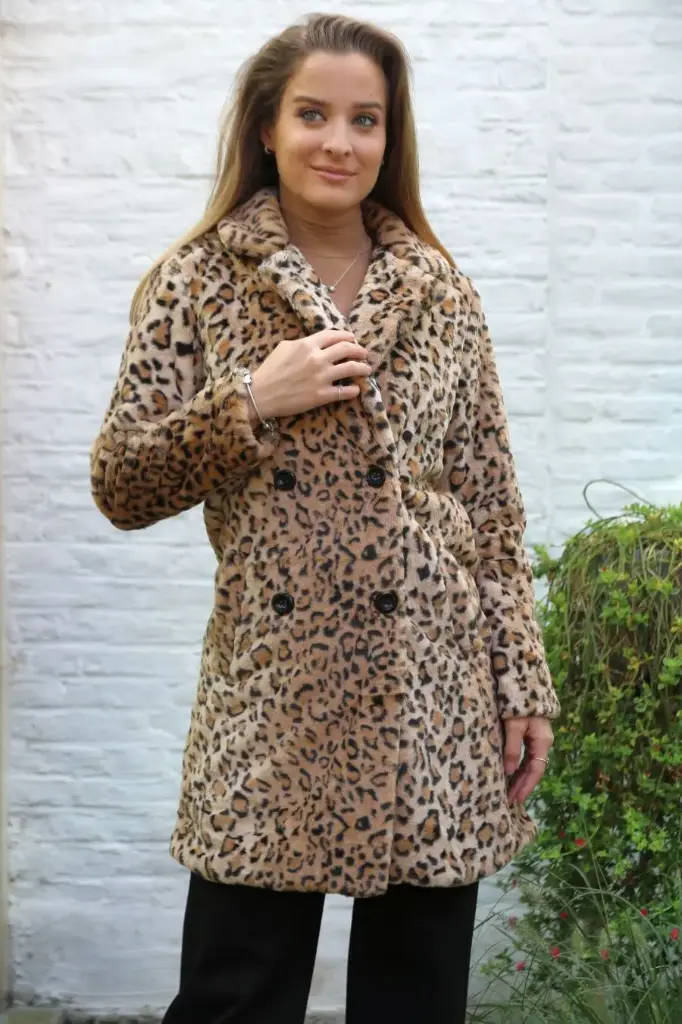 Pels jas Lorelei eco luipaard puntkraag dubbel rij knopen 