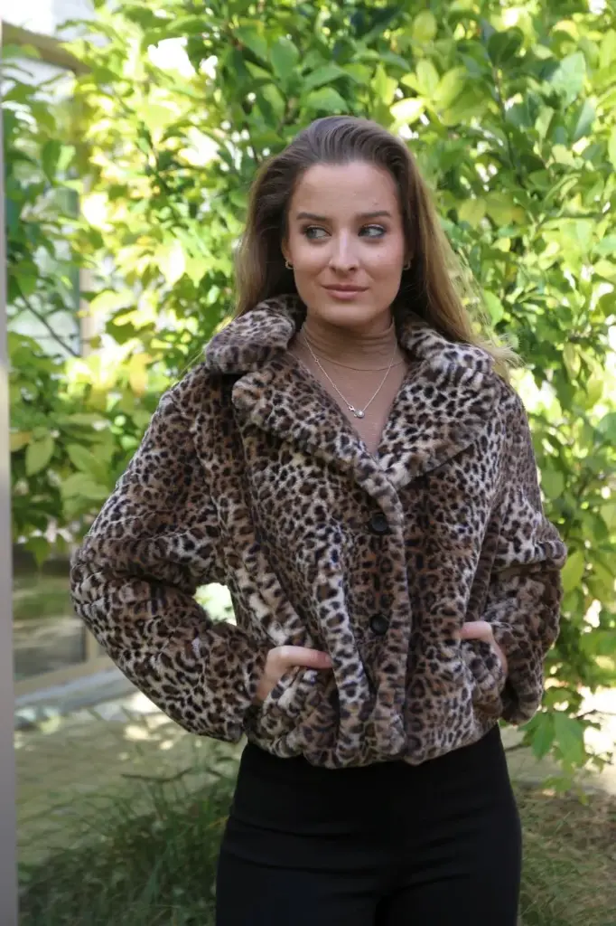 kort jasje Nina eco pels luipaard motief met knopjes