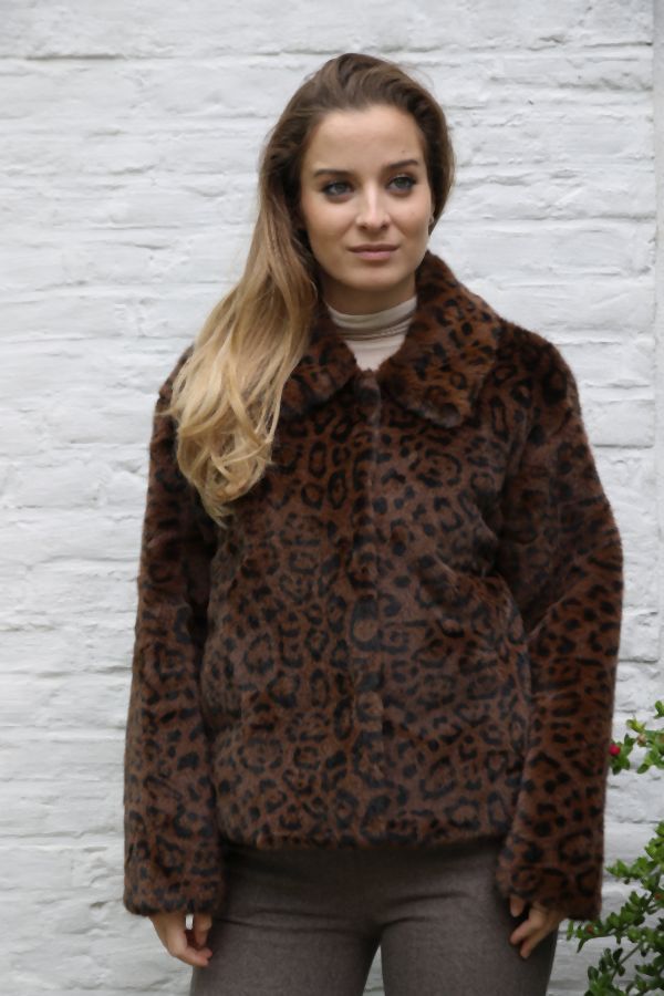 Korte jas Mylan ecopels met pantermotief en polokraag