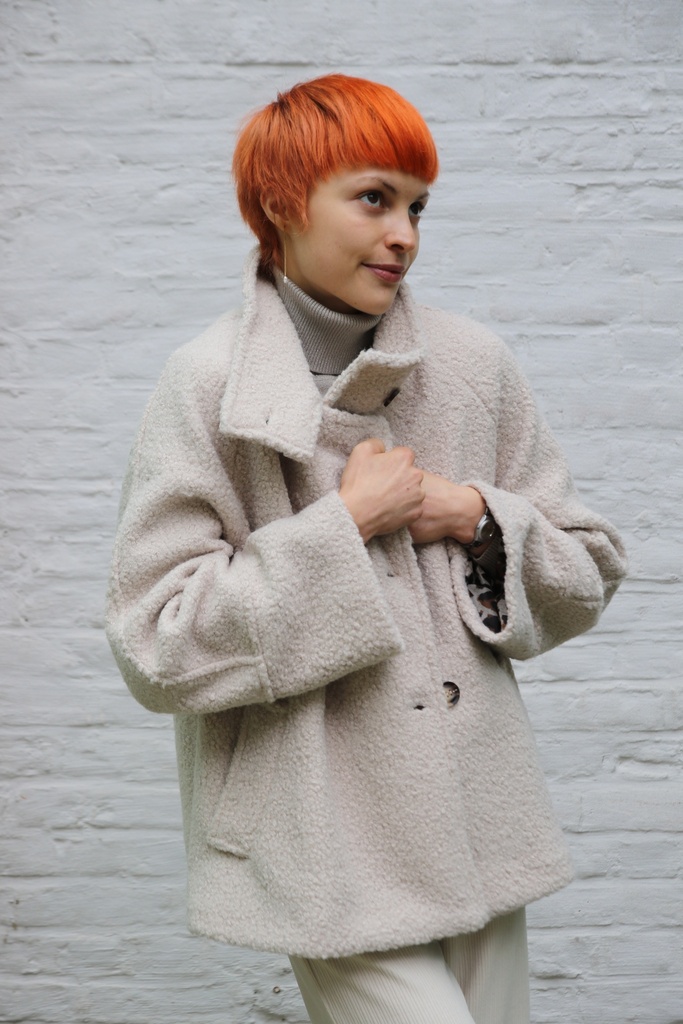 Korte jas Nena fijne bouclé met opstaande kraag 