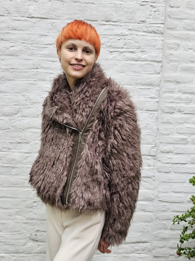 Korte jas Neva langharig eco pels met asymmetrische ritssluiting