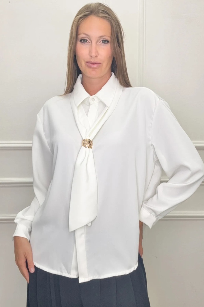 Blouse Maik met sjaalkraag en gehamerde broche