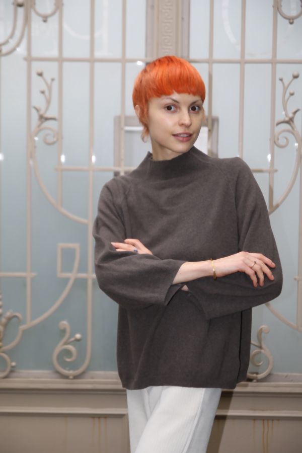 Tijdloos truitje Maureen met opstaande kraag nm80