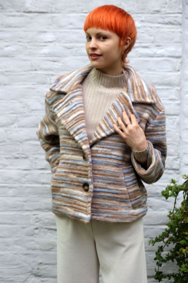 Kort jasje Novée nm100  fijne wazige strepen 