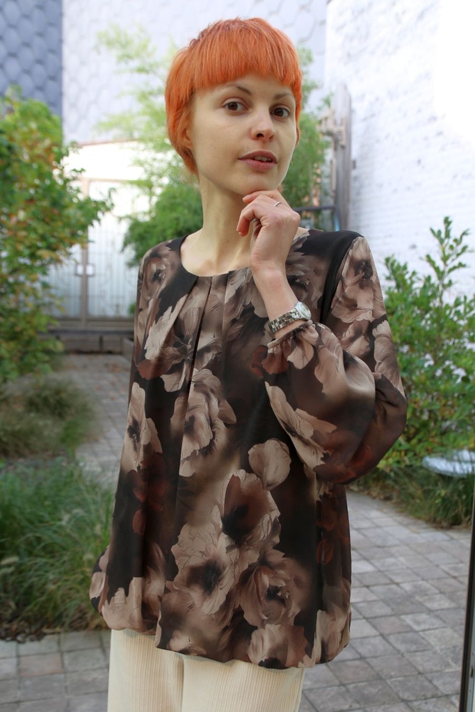 Blouse Lucille bloemenprint open hals 3 springplooien 