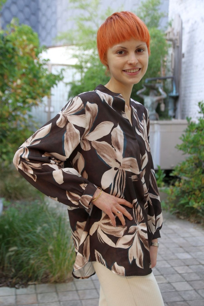 Lieva V-hals opstaande kraag springplooi XL lelieprint