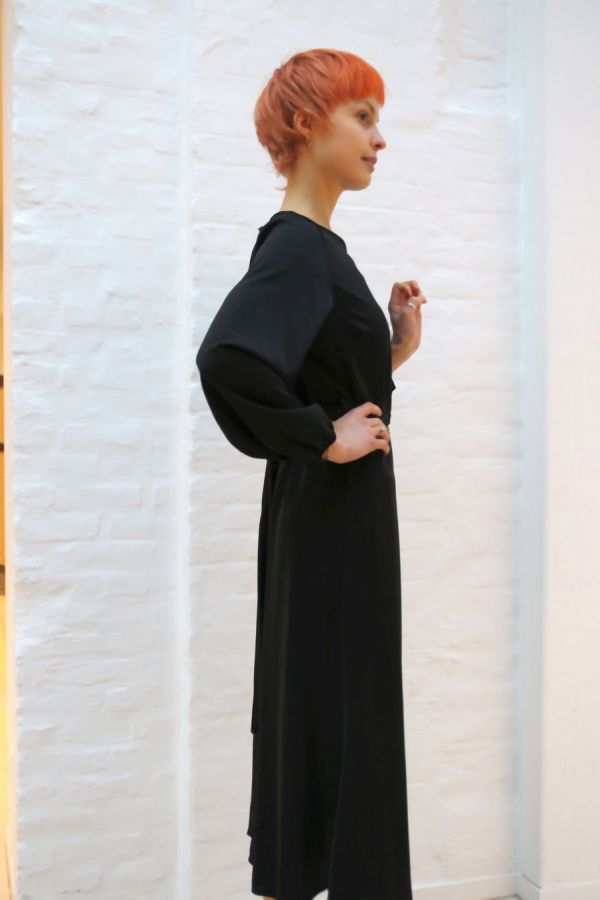 Jurk Noralie ronde hals taillebinder split voorkant