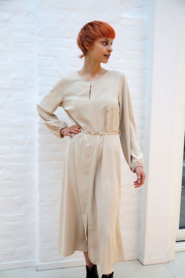 Jurk Noralie ronde hals taillebinder split voorkant