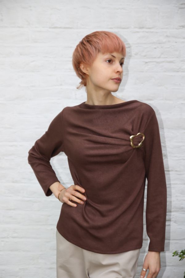 Nilo nm40 tricot pull boothals drapage broche detail