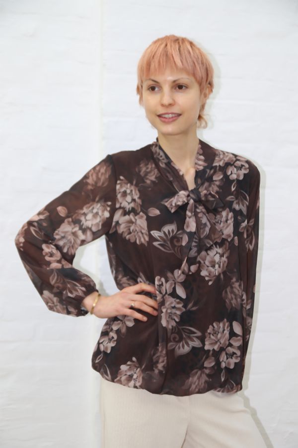 Bloemenblouse Madée met gestrikte hals nm48