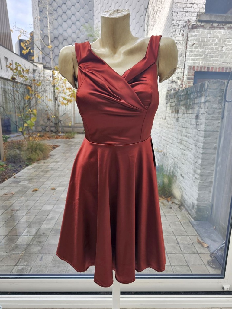 Jurk Lynette gekruiste V-hals brede shouderband klokrok 