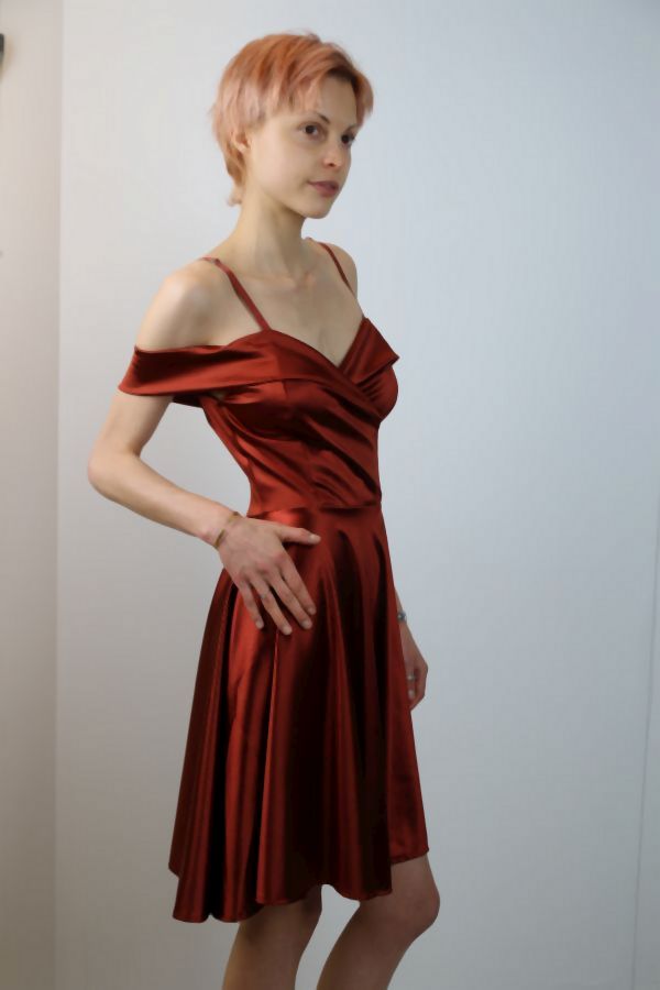 Jurk Lynette gekruiste V-hals brede shouderband klokrok 