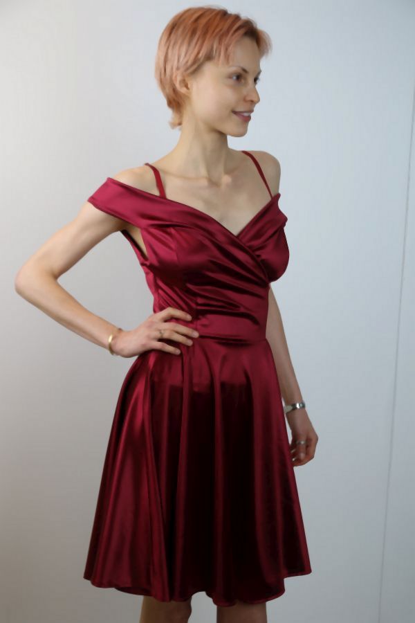 Jurk Lynette gekruiste V-hals brede shouderband klokrok 