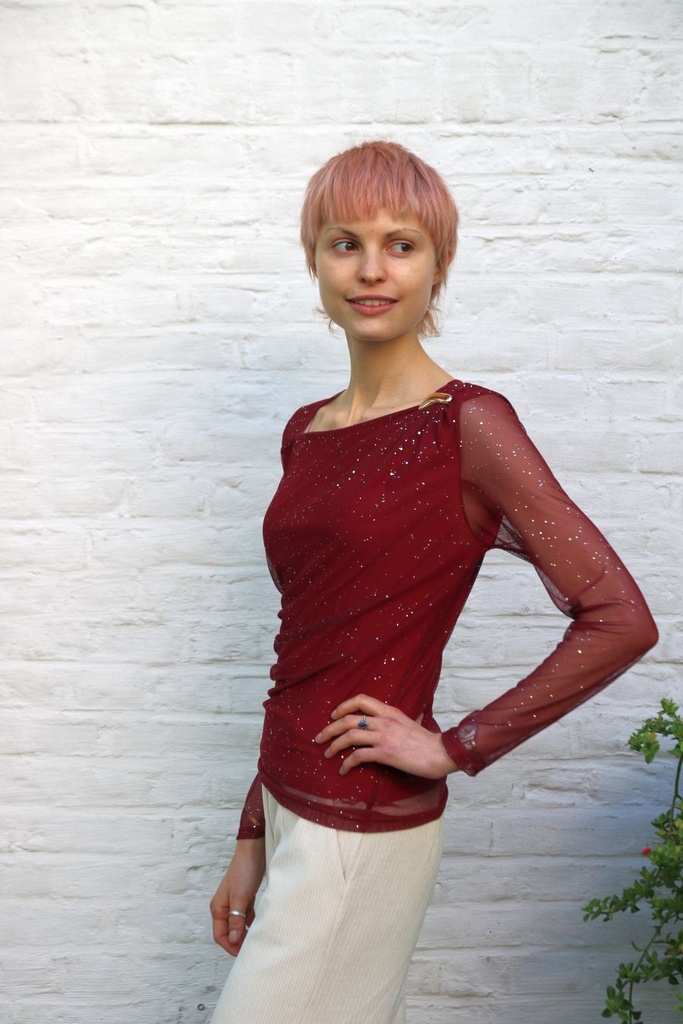 T-shirt Lavina nm43 a-symmetrische kraag vergulde broche 