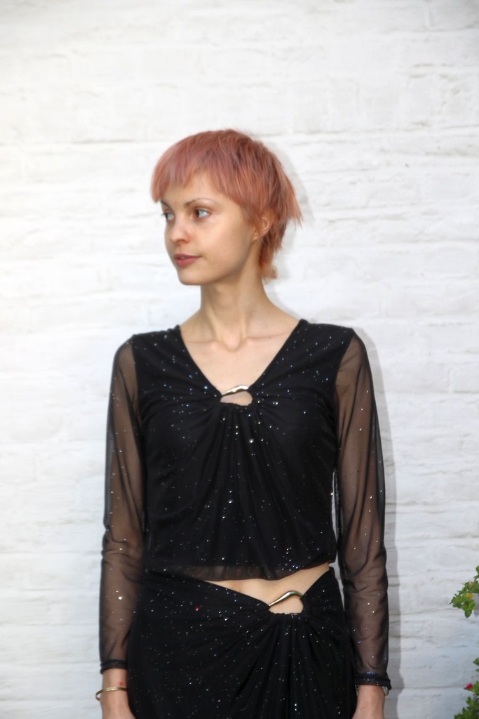 T-shirt Lyano nm43 V-hals met ovale ring studs op netstof