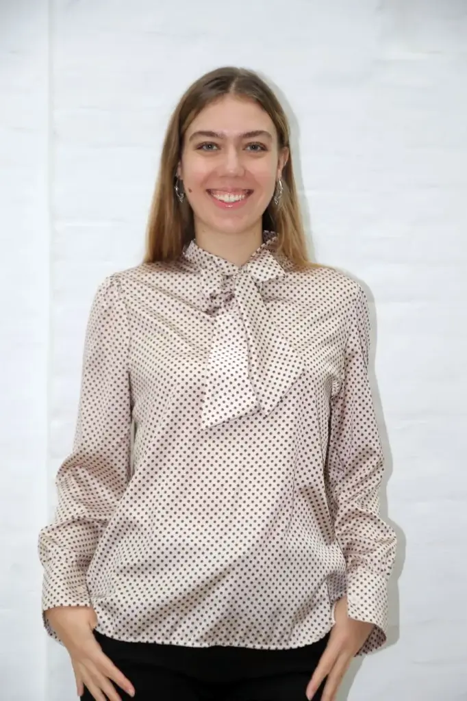 Blouse Qiana V-kraag polka dots bindstrik aan hals geknoopt springplooi