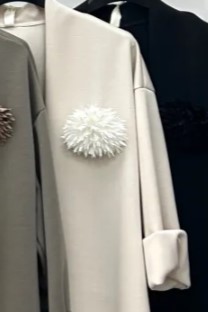 Lange kraagloze blazer Roel met bloemenbroche nm45