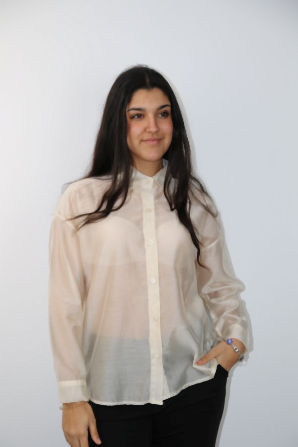 Blouse Rabia nm85 matte satijn kraag nacré doorgeknoopt 