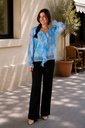 Gevoerde blouse Rida met volantkraag en trompetmouw nm47