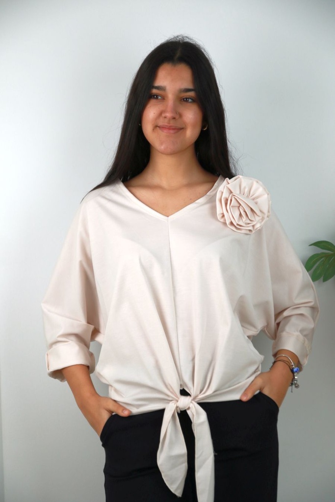 T-shirt Romi met v-hals, bloemenbroche en vleermuismouw nm61