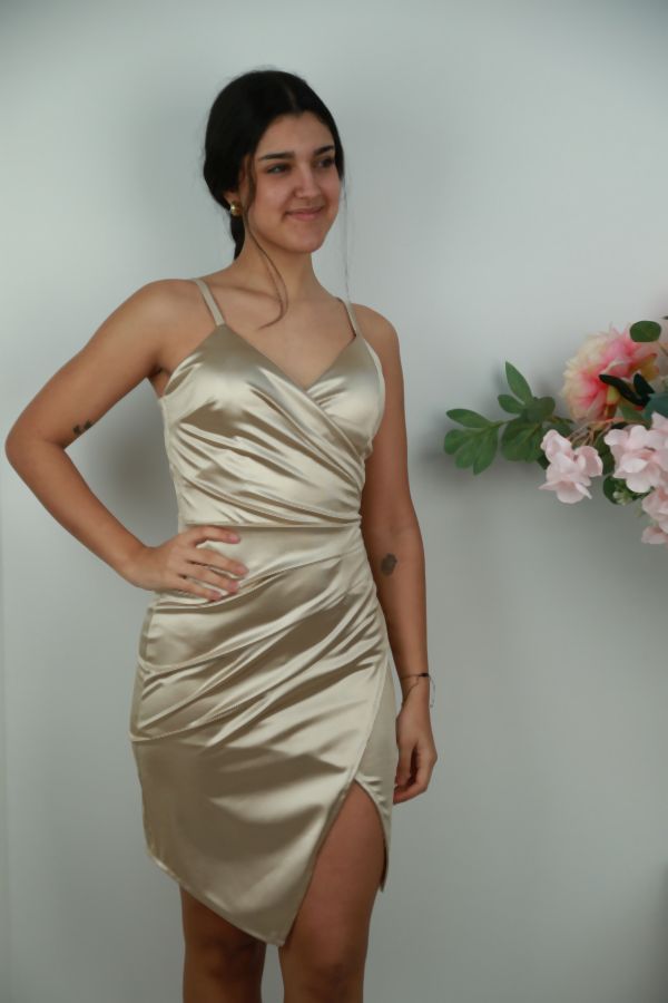 Cocktailjurk Yaliyah satijn gekruiste buste enveloprok met 3 springplooien spaghettibandjes