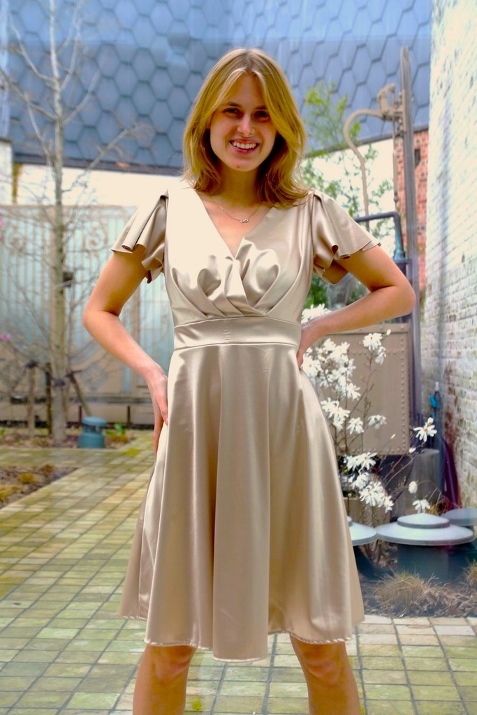 Cocktailjurk Jitte satijn gekruiste V-hals volantmouw klokrok 