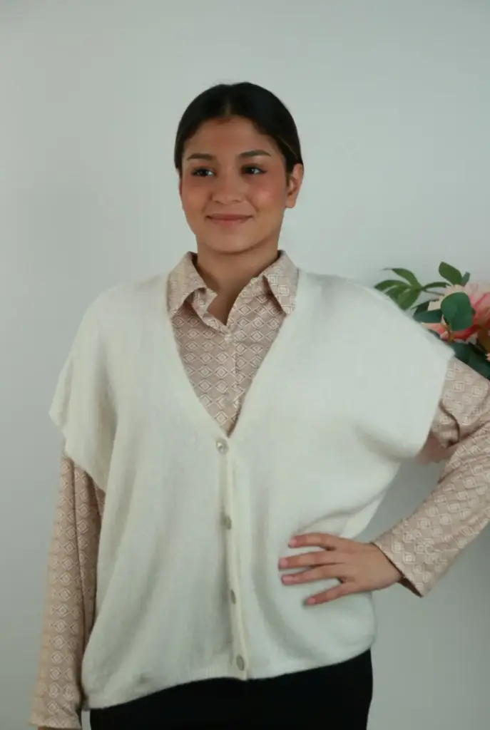 Gilet Samuel nm25 suri alpaca, V-hals en mouwloos, afgewerkt met nacre knopen