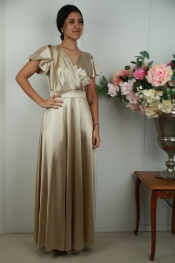 Lange cocktailjurk Omnia volantmouw gekruiste V-hals klokrok zware satijn