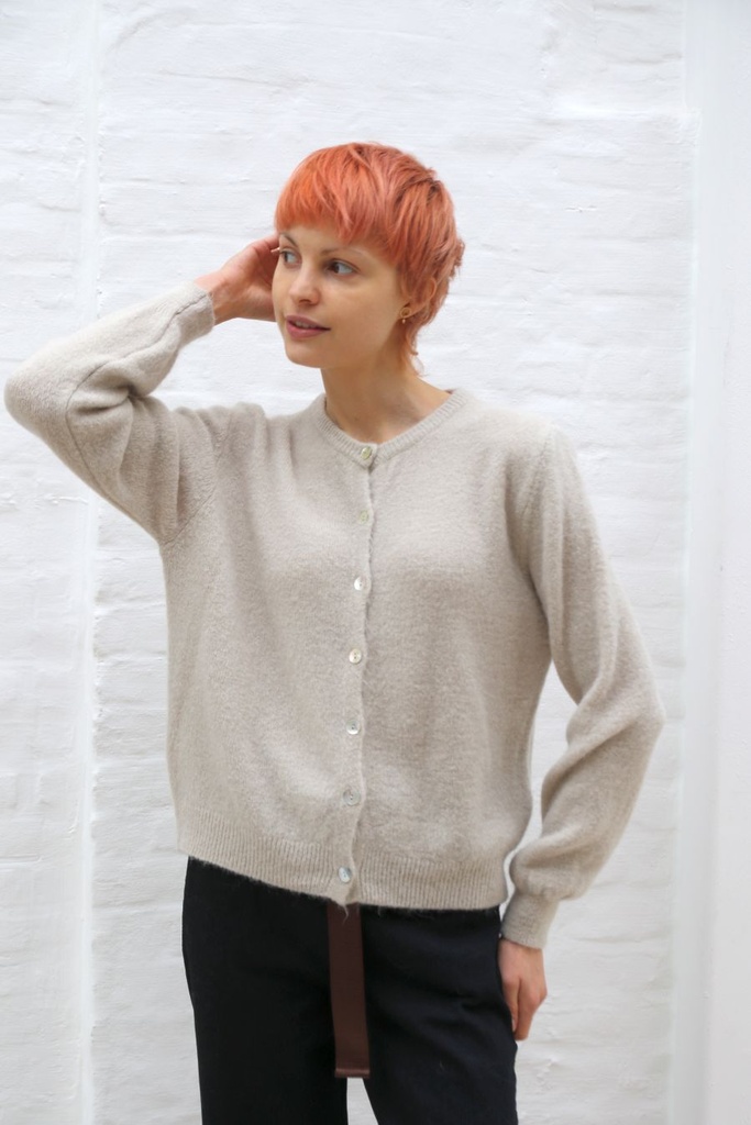 Cardigan Sami nm25 suri alpaca, ronde hals, lange mouwen met nacré knopen