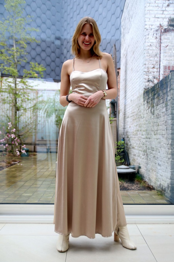 Lange cocktailjurk Osama satijn spahettibandjes open rug gekruist lint 