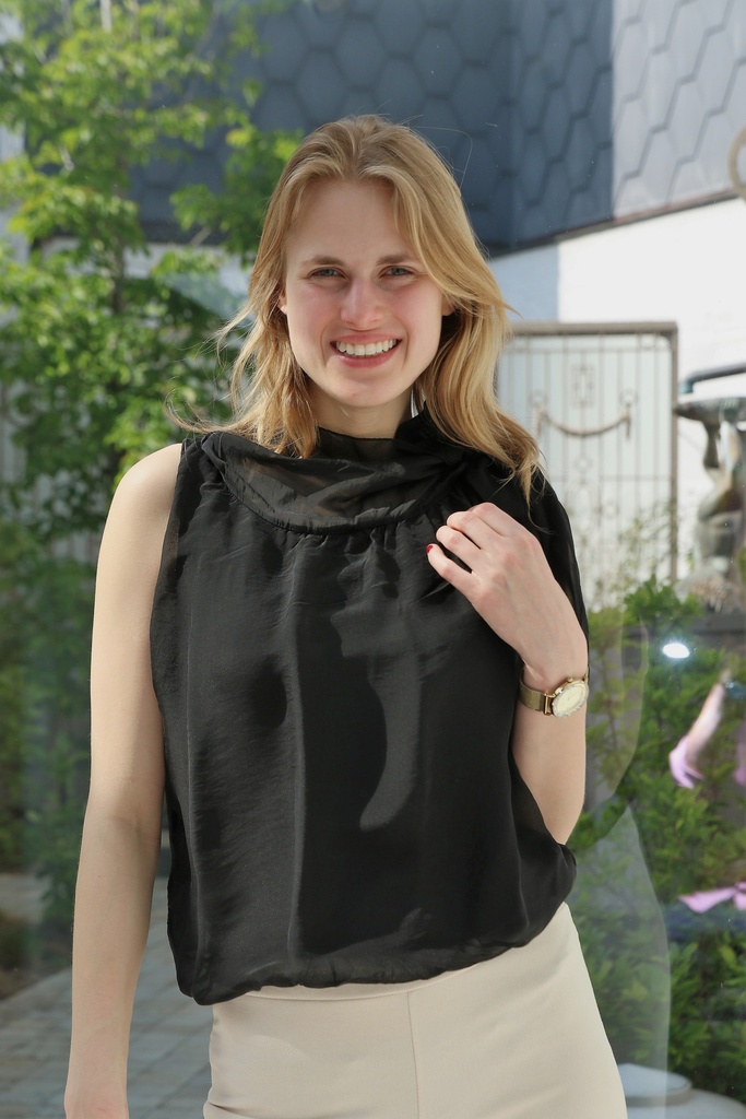 Zijde mouwloze blouse Ouways nm99 opstaande kraag met strik 