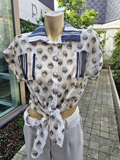 Blouse Janita flowers and stripes collar nacrÃ© buttoned through