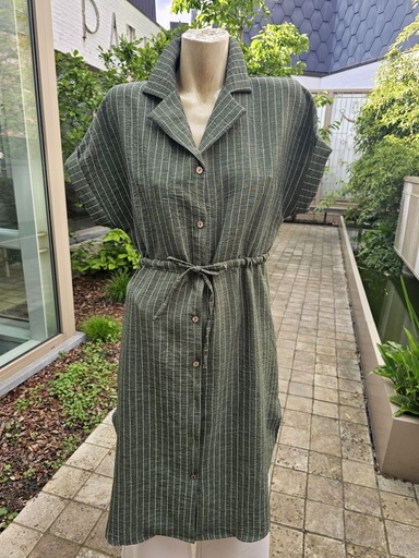 Robe Jorge tennis ligne revers col bois boutons taille cravate