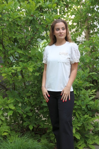 [10016991001] T-shirt Jazzmin nm92 brodé sur la manche bouffante et la poche poitrine