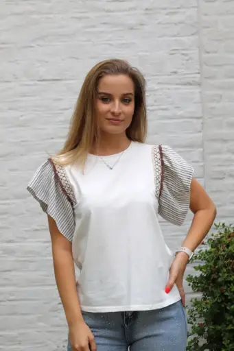 T-shirt Jainey nm90 mouwvolant gelijnde damast en kanten schoudervolant
