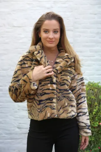 [200640] Korte eco pels jas Lizette tijger puntkraag 2 knoopssluiting 