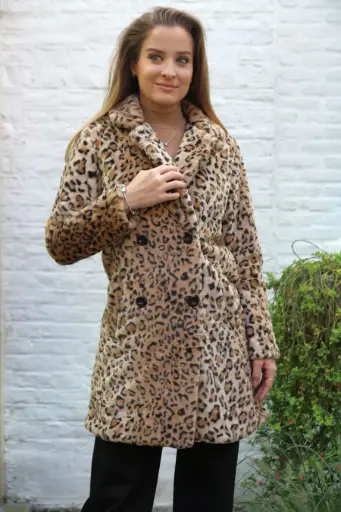 [200643001] Pels jas Lorelei eco luipaard puntkraag dubbel rij knopen 
