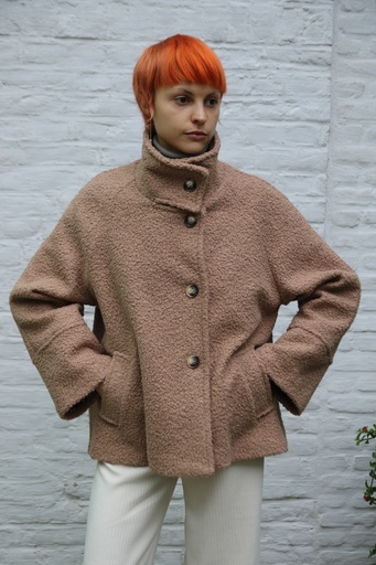 [200748] Korte jas Nena  met opstaande kraag  knopsluiting