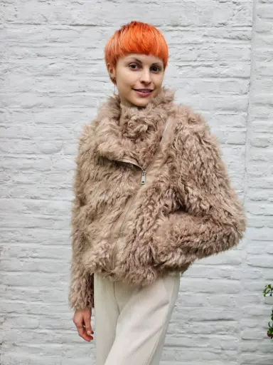 [200767] Korte jas Neva langharig eco pels met asymmetrische ritssluiting