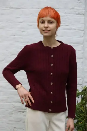 [200807] Cardigan Olivia nm80 ronde hals 8 knopen kabelsteek