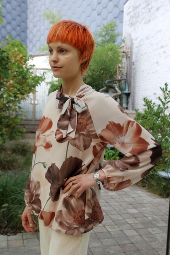 [200851] Blouse Lida nm43 jabotkraag XL bloem gepofte zoom