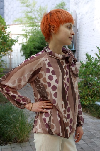 [200852] Blouse Lennert nm43 jabotkraag bollen en slingers 