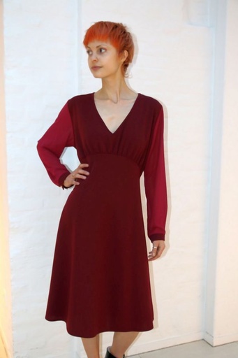 [200879] Jurk Noek v-hals net onder knie doorschijnende mouw