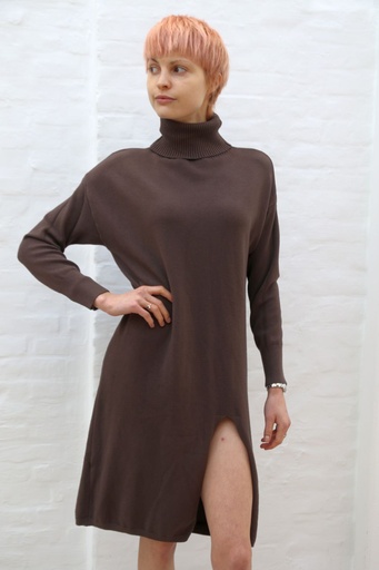 [200989] Tricot jurk Leine nm50 rolkraag recht patroon linker beensplit 