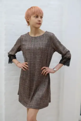 Geruite A-lijn jurk Manouk met kanten manchet 