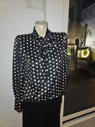 [201041] Blouse Leff jabotkraag bollenprint op satijn