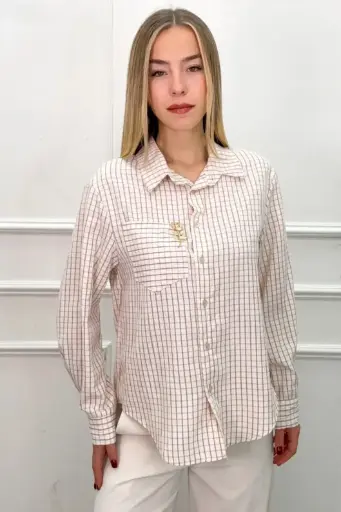 [201149] Geruite blouse Robin met polokraag, broche en kant