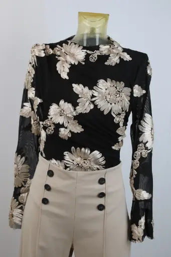 Gevoerde body Rose met lintbloemen en trompetmouw nm47