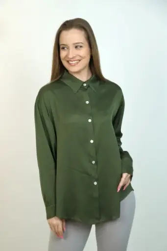 [201232] Satijnen blouse Rover nm100 met kraag en nacré doorgeknoopt 