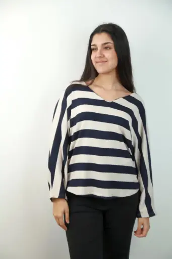 [201279] Trui Sophie nm6 horizontaal gestreept V&V hals satijnen rugbinder vleermuismouw